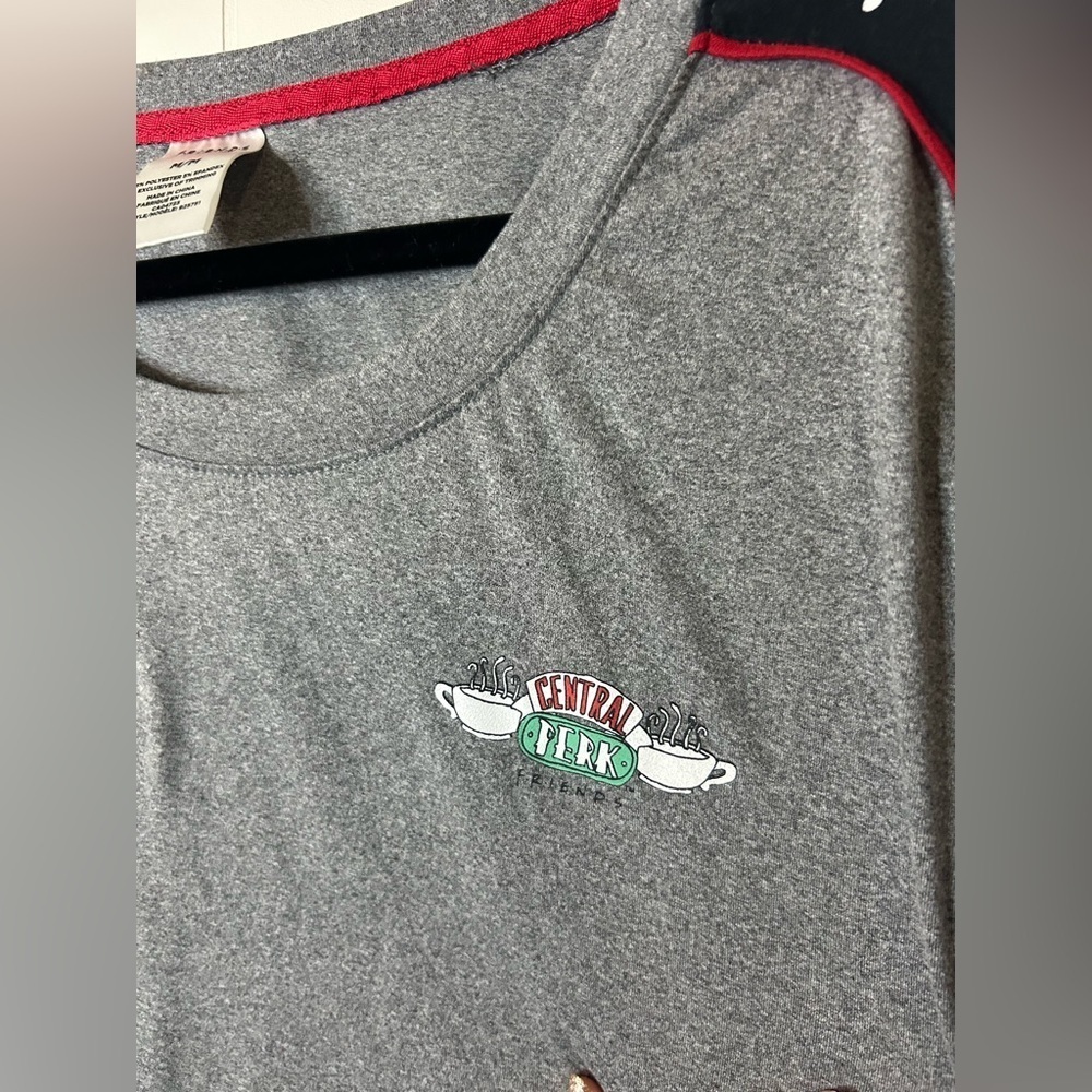 F.R.I.E.N.D.S TV show, size M long sleeve top, graphic down sleeve, central perk - Picture 4 of 5